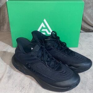 Nikes Giannis men’s size 9 basketball shoes